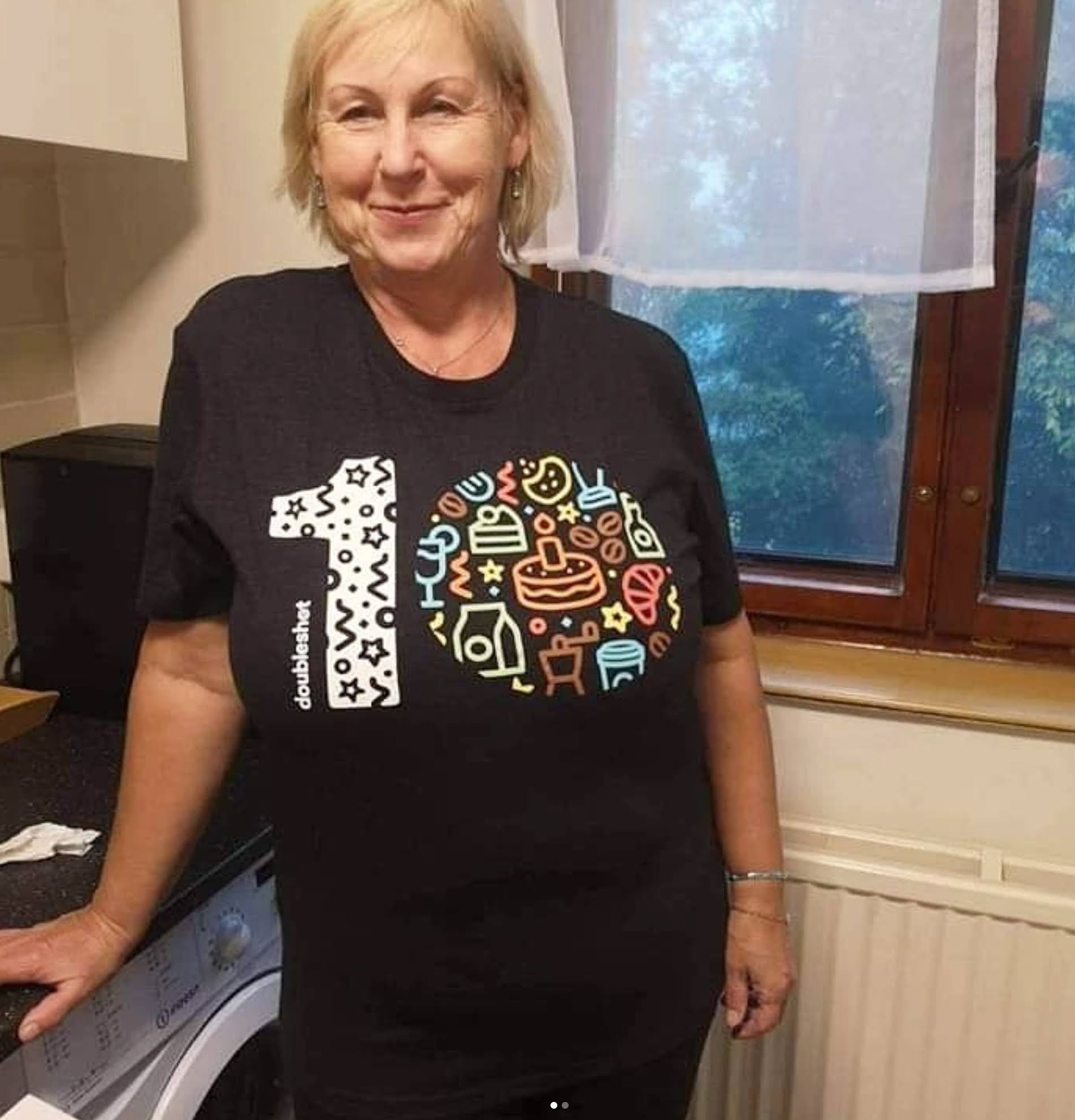 Paní v kuchyni na chatě
