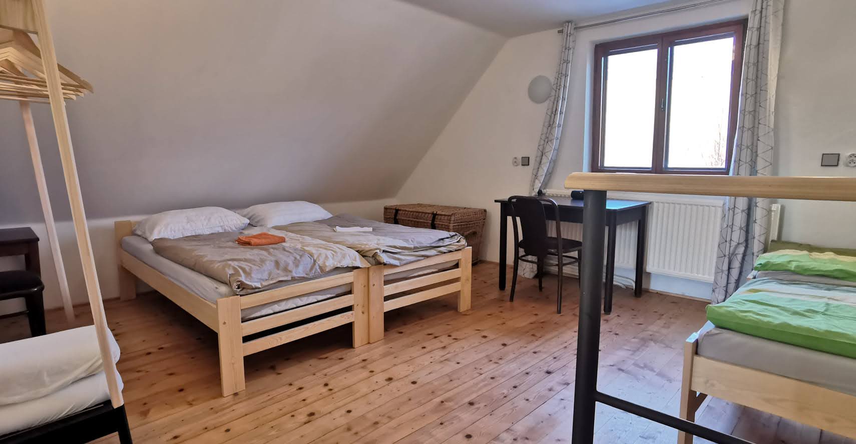 Podkrovní ložnice s posteli