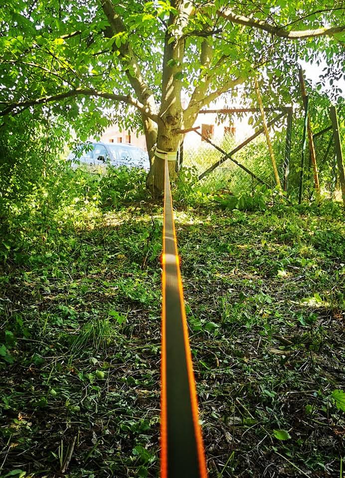 Slackline mezi stromy