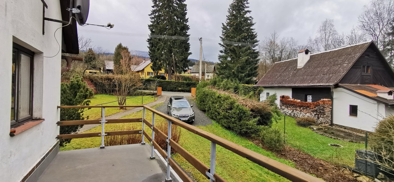 Výhled z balkonu na vesnici