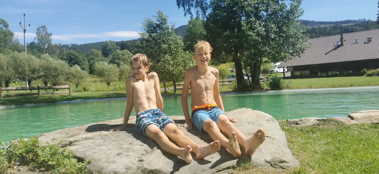 Kluci u koupacího jezírka