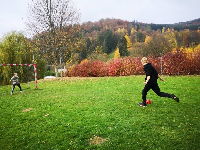 Fotbal na zahradě na podzim